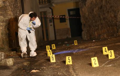 I carabinieri della scientifica  sul luogo dove un ladro è stato ucciso durante una collutazione a Serle (bs) 14 dicembre  2013 . Ansa/ Filippo Venezia