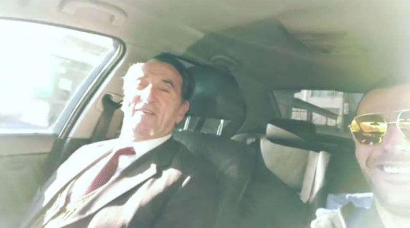 Stresi publikon video në makinë me gjyshin, ai ndjek ritmin e këngës
