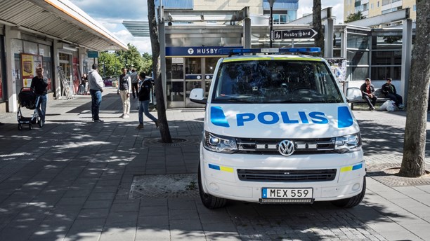 En polisbil i Husby centrum.