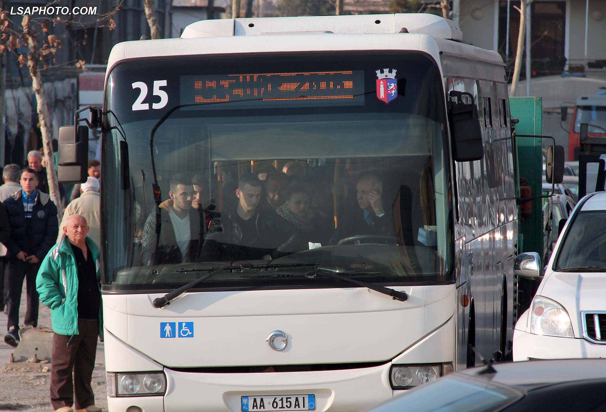 Qytetare te kryeqytetit, duke udhetuar me autobuzin urban te linjes se Tiranes se Re. Prej disa ditesh shoqata e Transportit Urban Kryeqytetas ka kerkua rritje te cmimit te biletes deri ne 70 lek./r/n/r/nCitizens of the capital, traveling with urban bus. For several days the capital Urban Transport Association has requested the ticket price increase up to 70 lek.